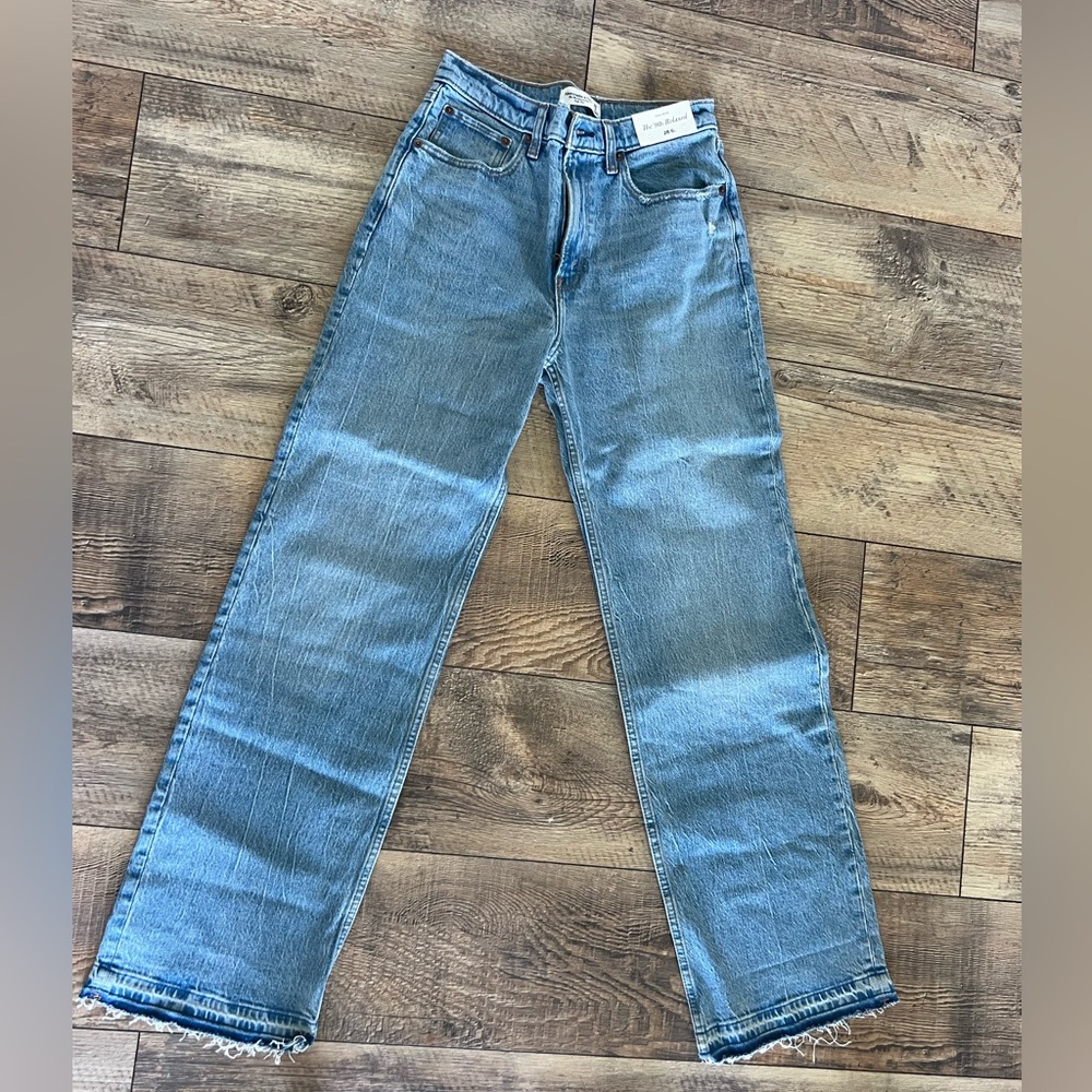 Abercrombie & Fitch High Rise medium/light Straight Leg Jeans size 28 Long